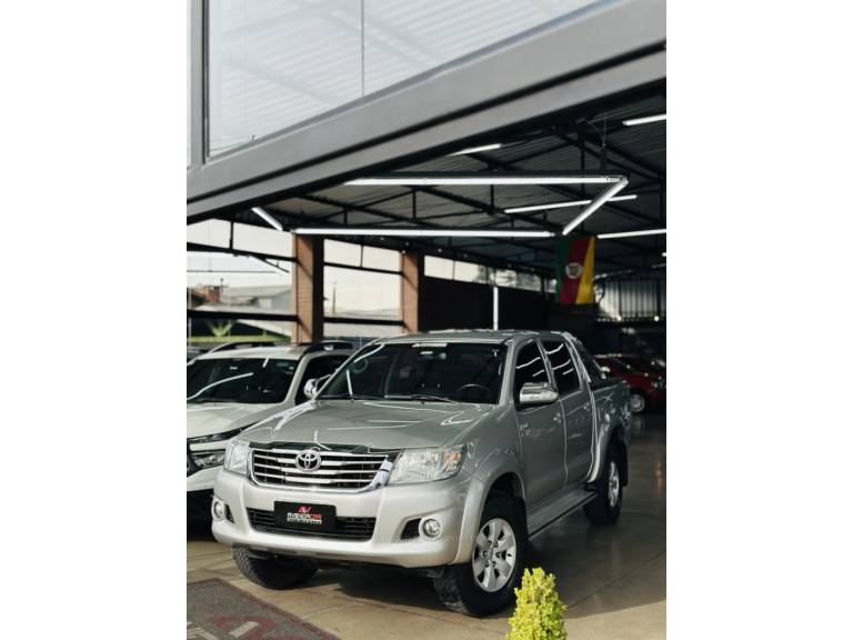 TOYOTA - HILUX - 2014/2014 - Prata - R$ 134.900,00