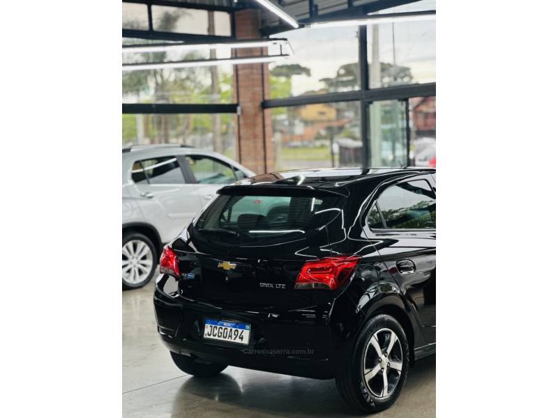 CHEVROLET - ONIX - 2017/2017 - Preta - R$ 64.900,00