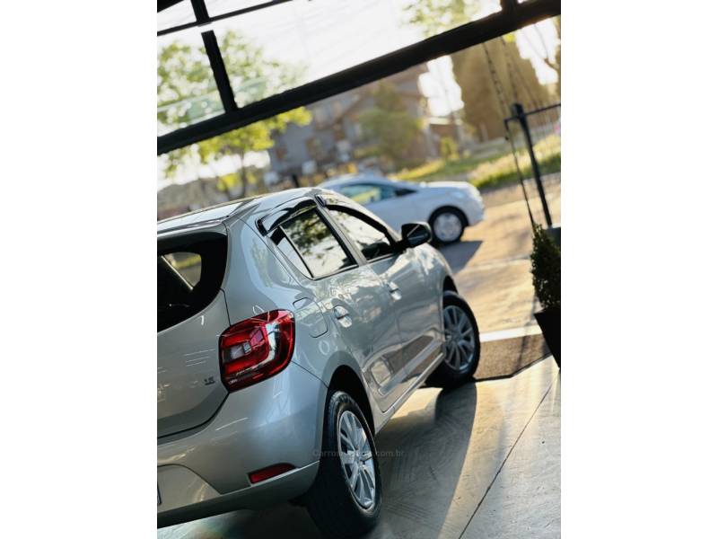 RENAULT - SANDERO - 2015/2015 - Prata - R$ 42.900,00