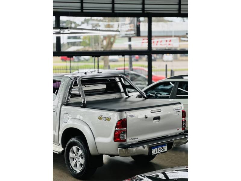 TOYOTA - HILUX - 2014/2014 - Prata - R$ 134.900,00