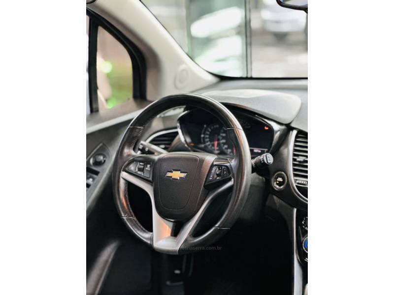 CHEVROLET - TRACKER - 2018/2018 - Prata - R$ 95.600,00