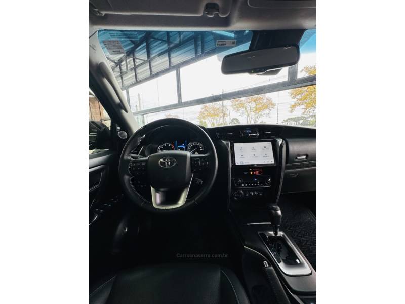 TOYOTA - HILUX SW4 - 2024/2024 - Preta - R$ 365.000,00