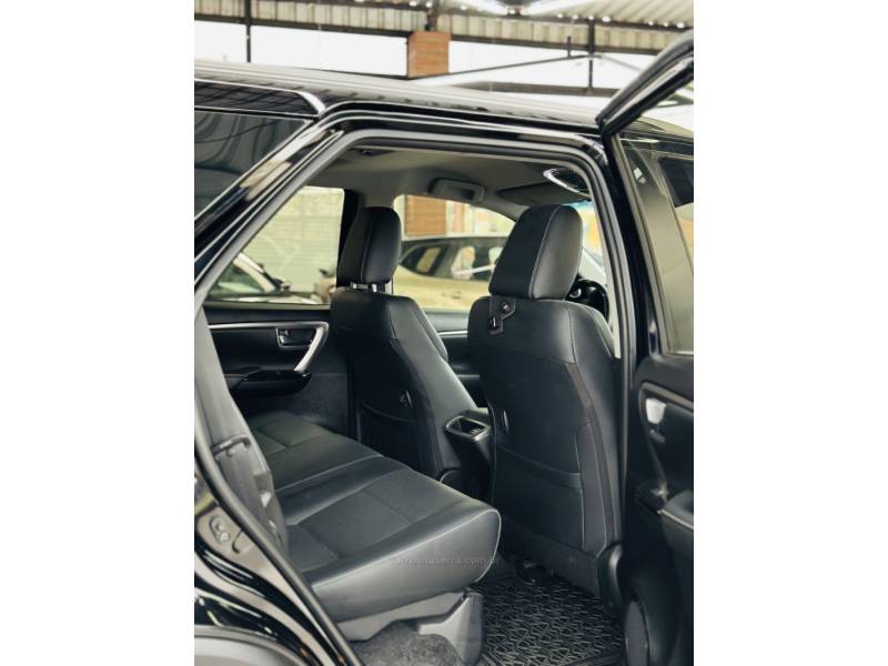 TOYOTA - HILUX SW4 - 2024/2024 - Preta - R$ 365.000,00