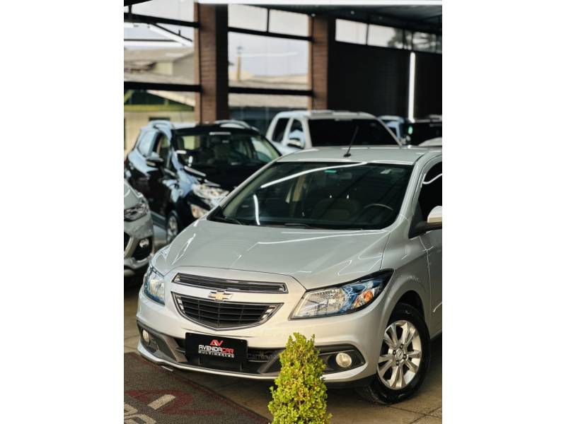 CHEVROLET - PRISMA - 2014/2014 - Prata - R$ 60.900,00