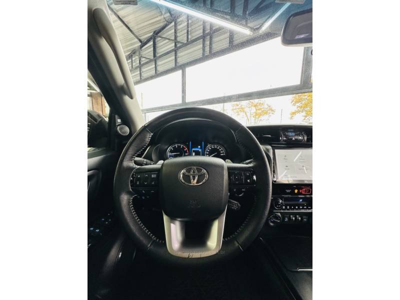 TOYOTA - HILUX SW4 - 2024/2024 - Preta - R$ 365.000,00
