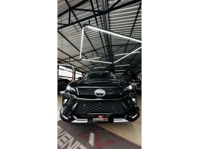 TOYOTA - HILUX SW4 - 2024/2024 - Preta - R$ 365.000,00