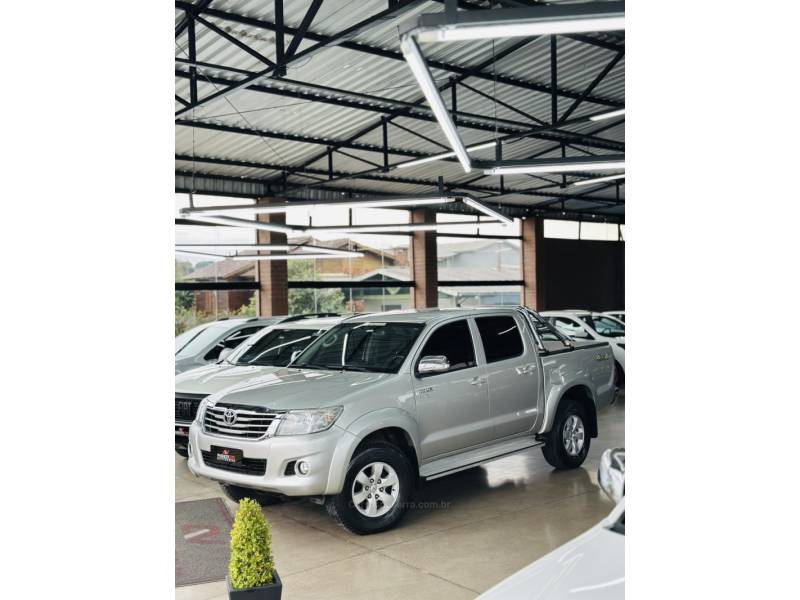 TOYOTA - HILUX - 2014/2014 - Prata - R$ 134.900,00