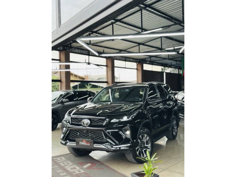 TOYOTA - HILUX SW4 - 2024/2024 - Preta - R$ 365.000,00