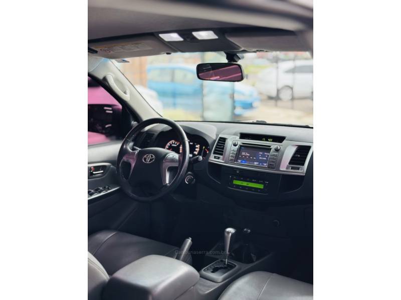 TOYOTA - HILUX - 2014/2014 - Prata - R$ 134.900,00