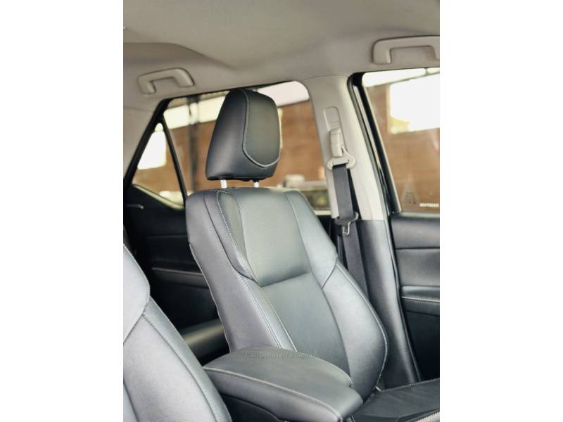 TOYOTA - HILUX SW4 - 2024/2024 - Preta - R$ 365.000,00