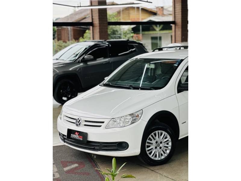 VOLKSWAGEN - SAVEIRO - 2012/2012 - Branca - R$ 44.900,00