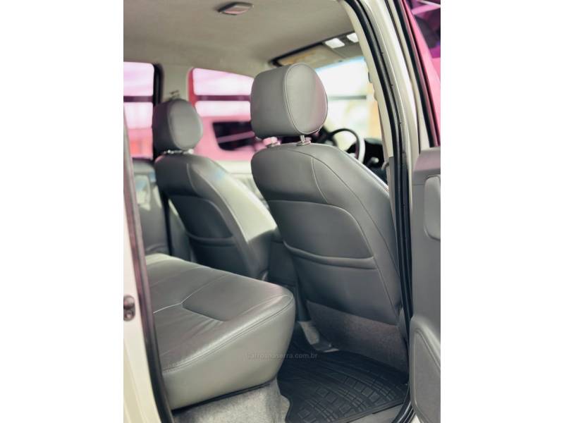 TOYOTA - HILUX - 2014/2014 - Prata - R$ 134.900,00