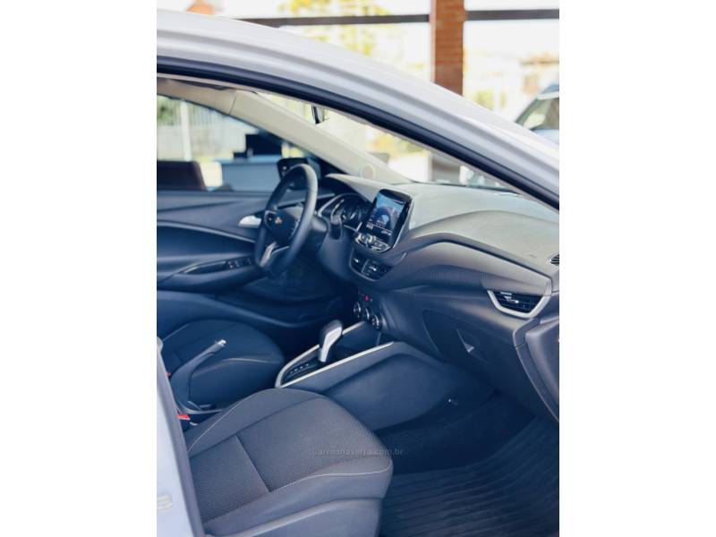 CHEVROLET - ONIX - 2024/2024 - Branca - R$ 94.900,00