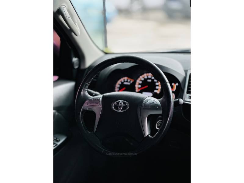 TOYOTA - HILUX - 2014/2014 - Prata - R$ 134.900,00
