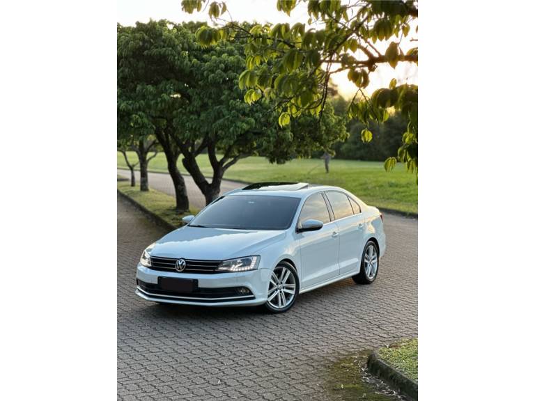 VOLKSWAGEN - JETTA - 2016/2015 - Branca - R$ 104.900,00