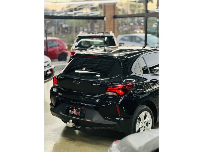 CHEVROLET - ONIX - 2024/2024 - Preta - R$ 90.900,00
