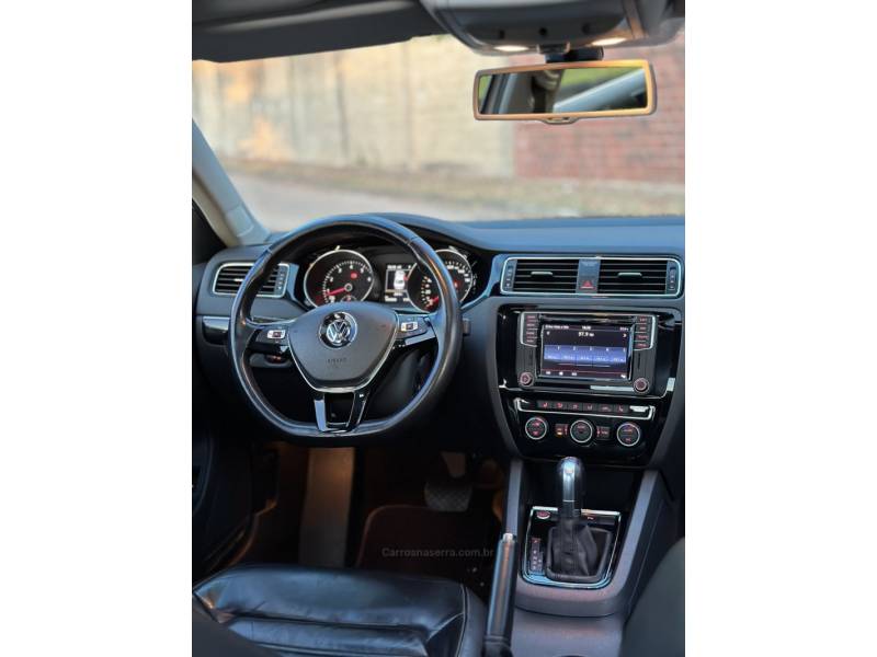 VOLKSWAGEN - JETTA - 2016/2015 - Branca - R$ 104.900,00