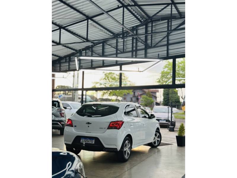 CHEVROLET - ONIX - 2017/2017 - Branca - R$ 58.900,00