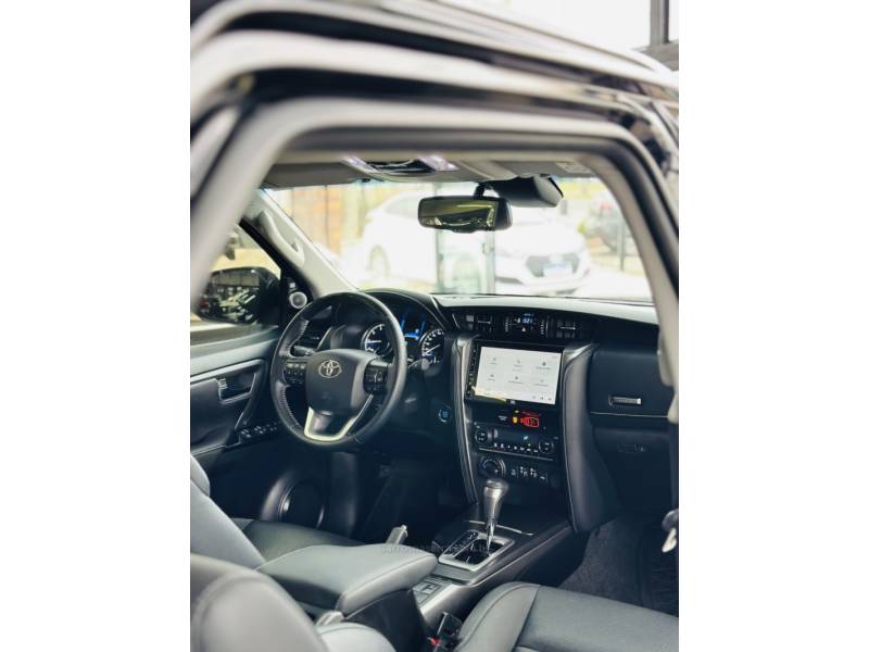 TOYOTA - HILUX SW4 - 2024/2024 - Preta - R$ 365.000,00