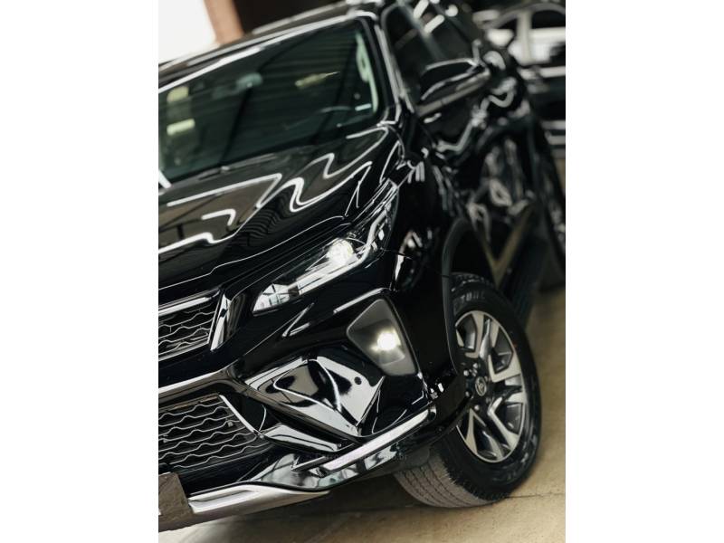 TOYOTA - HILUX SW4 - 2024/2024 - Preta - R$ 365.000,00