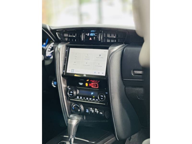 TOYOTA - HILUX SW4 - 2024/2024 - Preta - R$ 365.000,00