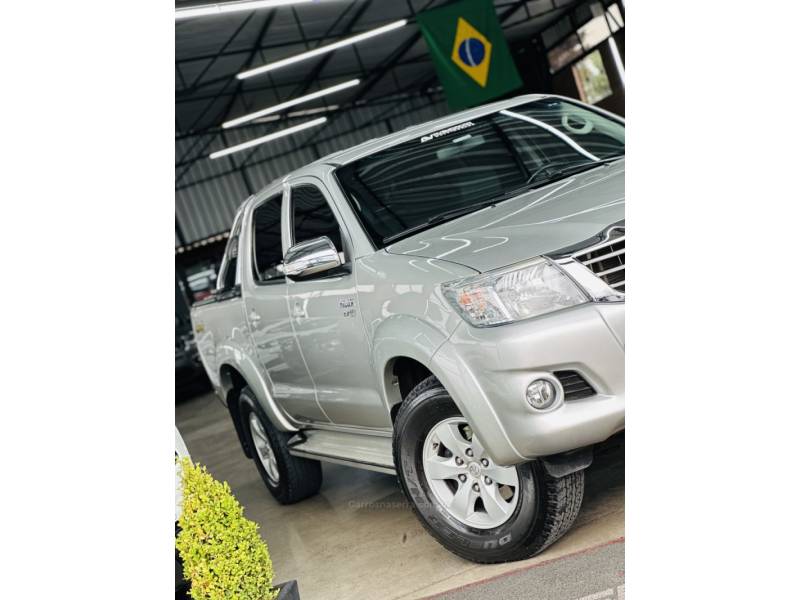 TOYOTA - HILUX - 2014/2014 - Prata - R$ 134.900,00