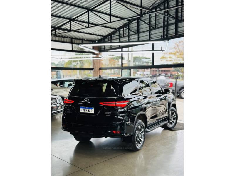 TOYOTA - HILUX SW4 - 2024/2024 - Preta - R$ 365.000,00